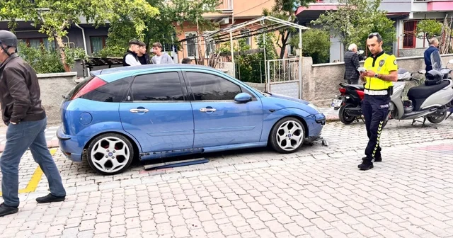 Kediden kaçarken park halindeki otomobile çarptılar Kütahya Haberleri