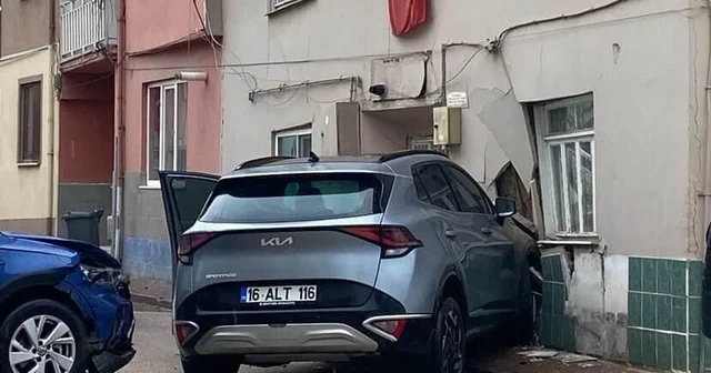 Otomobil ile çarpışan cip eve girdi Bursa Haberleri