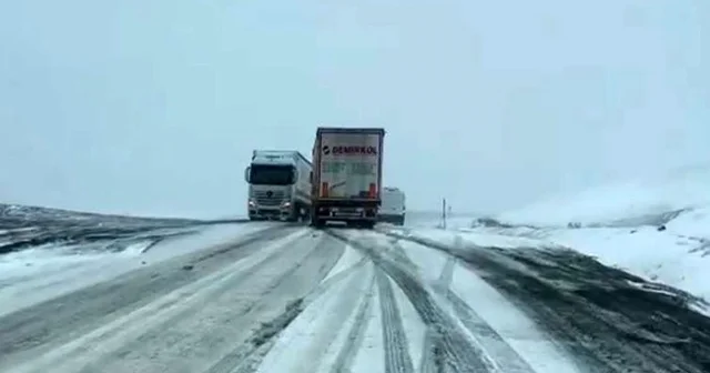 Kar ve tipi bastırdı, araçlar yolda kaldı Ardahan Haberleri