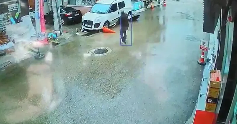 Anne ve oğlunu aracın altına alıp sürükledi! Korkunç kaza kameralara yansıdı