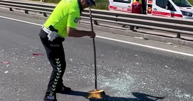 Trafik polisinden takdir toplayan hareket: Süpürgeyi eline alıp yolu temizledi VİDEO İZLE