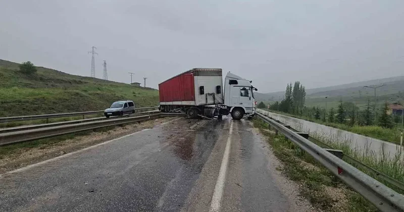 Ankara’da tır ile minibüs çarpıştı