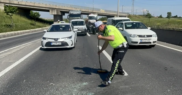 Trafik polisinden örnek davranış: Sürücülerin güvenliği için süpürgeyle yolu süpürdü Tekirdağ Haberleri
