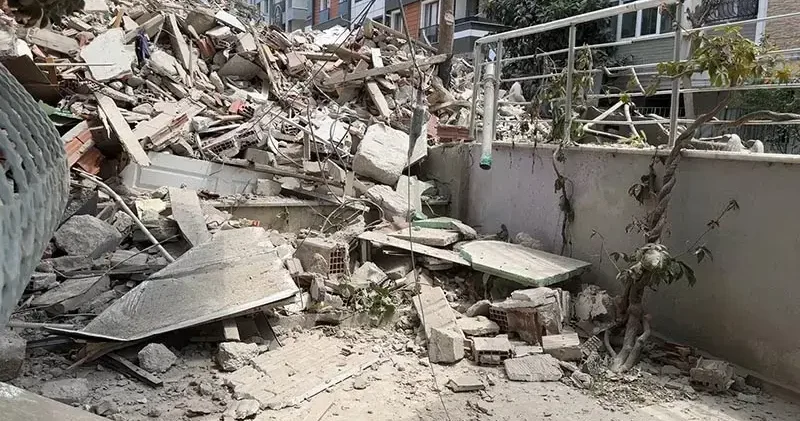 Avcılar da yıkımda yan bina hasar gördü; makineye bağlı hasta saatlerce oksijensiz kaldı