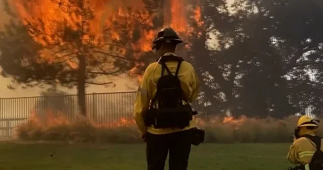 Kaliforniya alevler içinde: Simi Valley’de yangınla mücadele sürüyor VİDEO İZLE