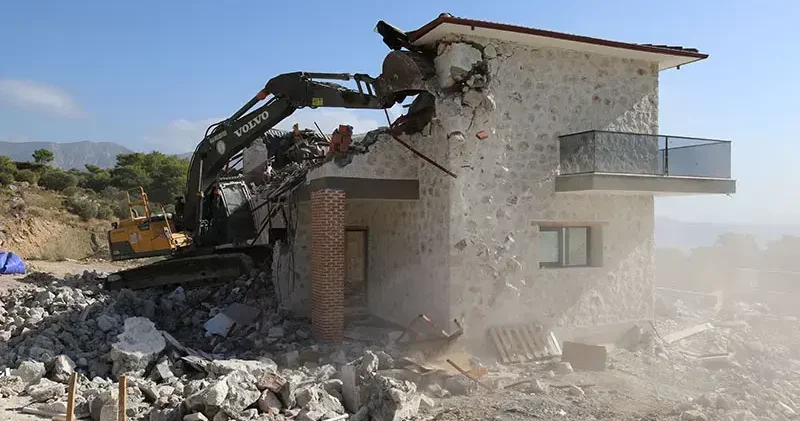 Kaş ta kaçak yapıların 10 uncu yıkım ihalesine de teklif veren olmadı