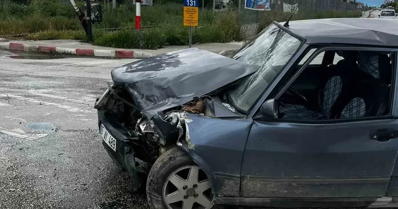 Burdur’da okul servisi ile otomobil çarpıştı