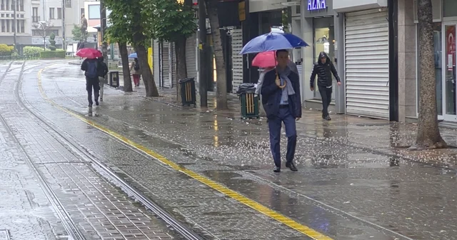 Eskişehir güne yağmurlu başladı Yağışa hazırlıksız yakalananlar sırılsıklam oldu Eskişehir Haberleri