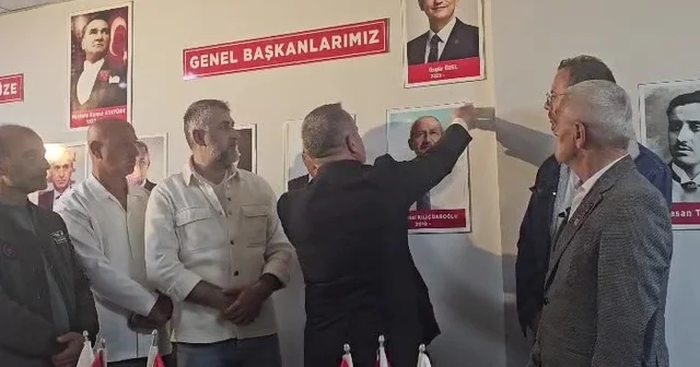 Parti binasından Kılıçdaroğlu nun fotoğrafı kaldırıldı CHP Akçakoca İlçe Başkanı Tuğrul Abanoz: Bu resmi biz indiriyoruz. Oldu da mutlak butlan gelirse, sizin resminizi geri asacak yeni yönetimi ve başkanı da bulursunuz Düzce Haberleri
