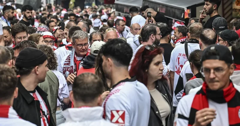 Alman ve İngiliz taraftarlar Dolmabahçe de