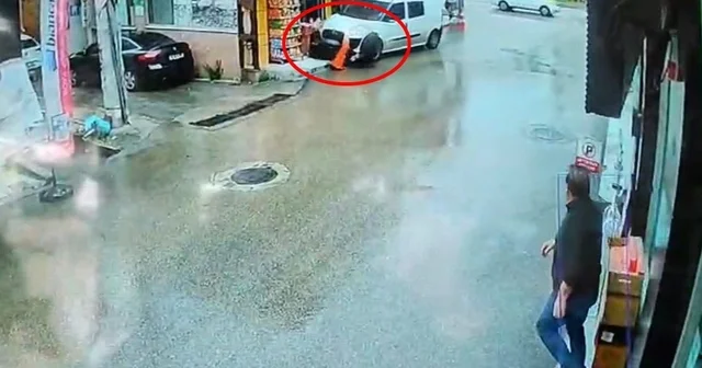 Hafif ticari aracın anne ve çocuğunu altına alıp, sürüklediği kaza kamerada Bursa Haberleri