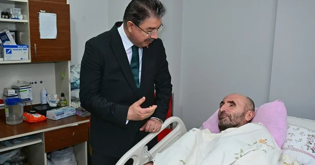 Yatağa bağımlı engelli vatandaşa Vali Yılmaz dan ziyaret Yaşlı adamın zihinsel engelli kızı, babası için Vali Yılmaz dan akülü sandalye istedi Vali Erdinç Yılmaz: Hepimiz birer engelli adayıyız Eskişehir Haberleri