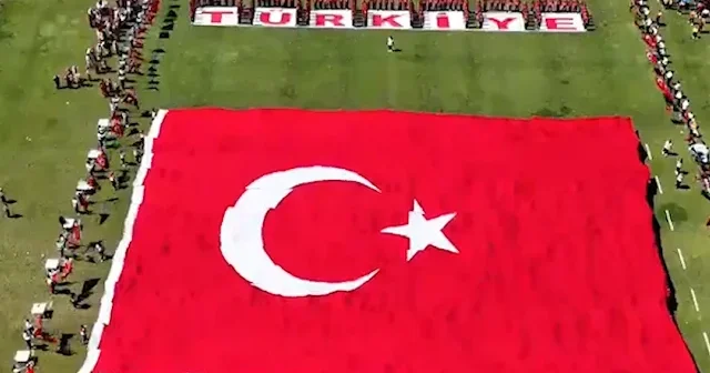 Lüleburgaz’da 19 Mayıs coşkusu: Stadyumda dev Türk bayrağı açıldı VİDEO İZLE