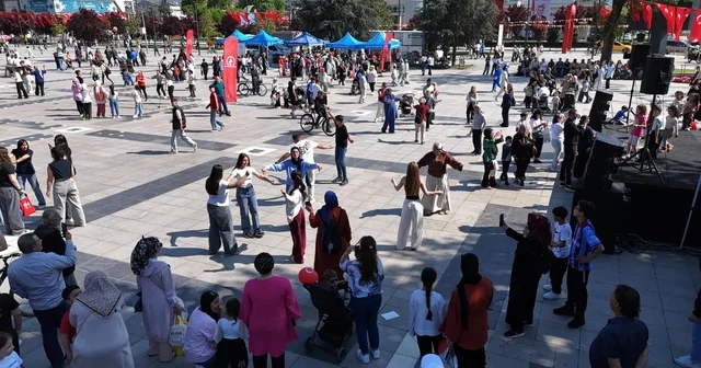 Anıtpark meydanı kutlamaların adresi oldu Belediye bandosu etkinliklere renk kattı Düzce Haberleri