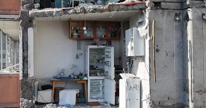 Kiev’de 24 kişinin hayatını kaybettiği binanın enkazı görüntülendi
