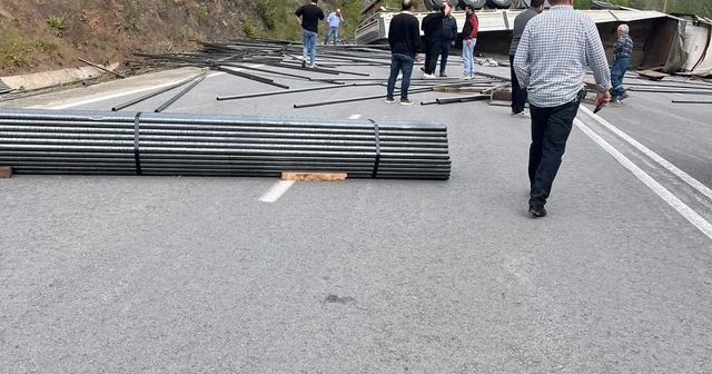 Çubuk demir yüklü tır devrildi, OSB yolu trafiğe kapandı Zonguldak Haberleri