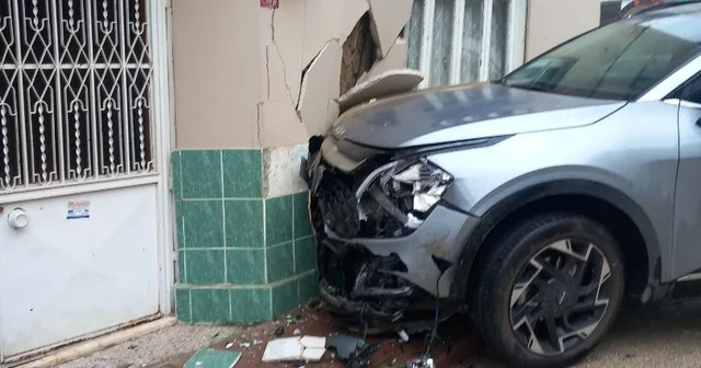 Otomobille çarpışan cip evin duvarına vurdu, kalorifer peteği yerinden söküldü Bursa Haberleri