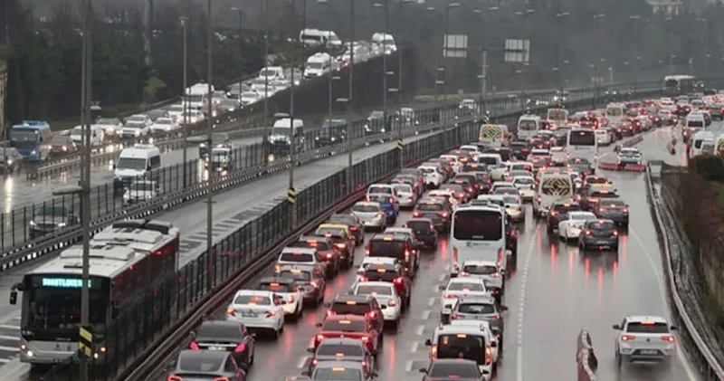 İstanbul da sağanak yağış esareti: Trafik yoğunluğu yüzde 80 i aştı yollar göle döndü İstanbul Haberleri