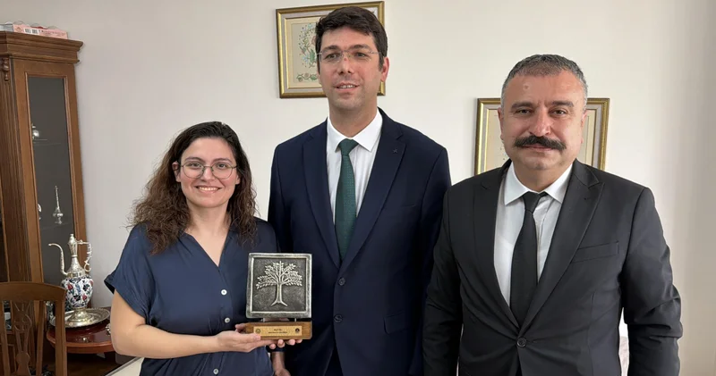 İşitme engelli Uyanık çifti yılın ailesi ödülünü aldı