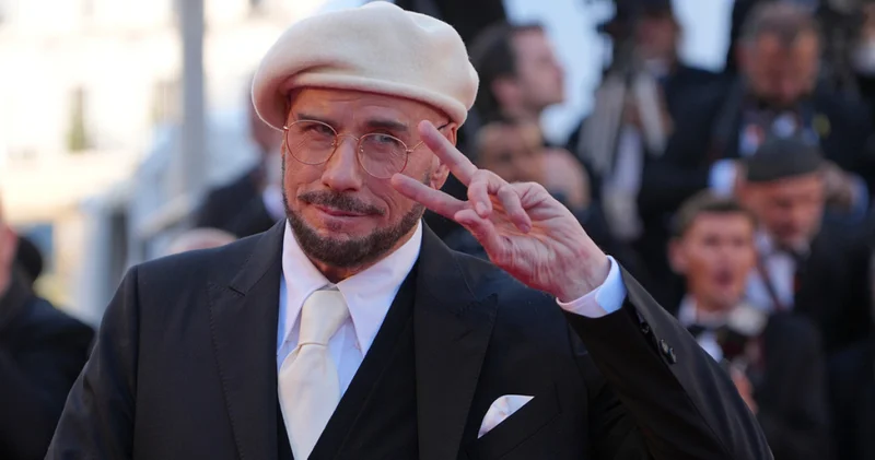 John Travolta Cannes da neden bere taktığını açıkladı