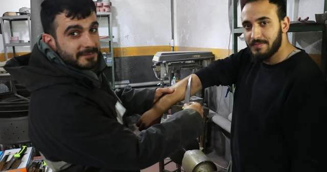 Dünyaca ünlü Sivas bıçağının keskinliğini kol kıllarında test etti Dünyaca ünlü Sivas bıçağının keskinliğini kanıtlamak için yaptığı test görenleri hayrete düşürdü Sivas Haberleri