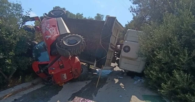 Bodrum da iş makinesi taşıyan kamyon devrildi: 3 yaralı Muğla Haberleri