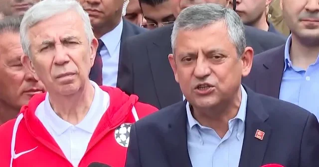 Özgür Özel yanındaki Mansur Yavaş’a adaylık kapısını kapattı: Ben dahi çok yaşlıyım VİDEO İZLE