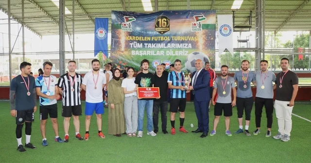 Eğitim Bir Sen Adana tarafından düzenlenen 16. Kardelen Futbol Turnuvası tamamlandı Şampiyon Şehit Hilmi Bardakçı Ortaokulu oldu Adana Haberleri