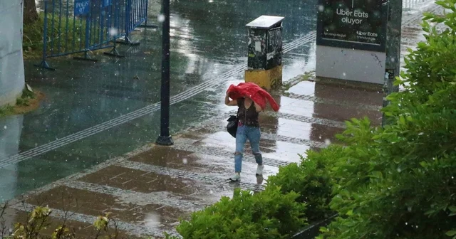 Antalya da mayısta sağanak ve dolu sürprizi Yağışa hazırlıksız yakalanan vatandaşlar ve turistler zor anlar yaşadı Antalya Haberleri