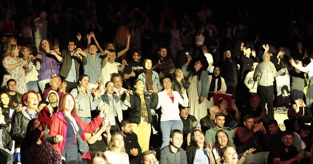 Gökçeada da şarkıcı Deniz Seki konser verdi Çanakkale Haberleri