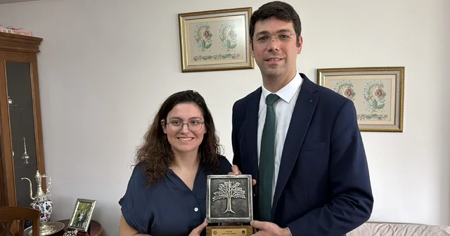 Türkiye nin doktora yapan ilk işitme engelli bireyi olan Burak Uyanık ile eşi Gamze yılın ailesi seçildi Eskişehir Haberleri