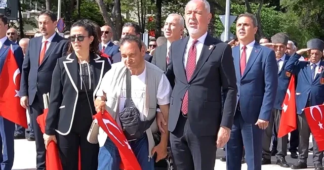 Muğla da engelli kişinin bayrak ve İstiklal Marşı hassasiyeti duygulandırdı VİDEO İZLE