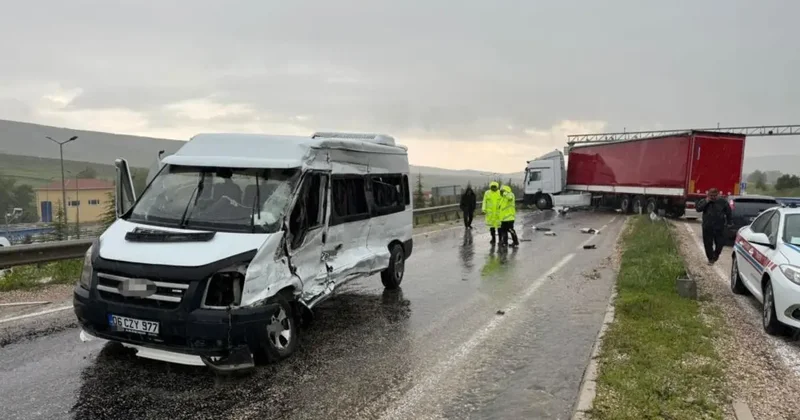 Karşı şeride geçti, 10 kişinin bulunduğu minibüsle çarpıştı: 11 yaralı