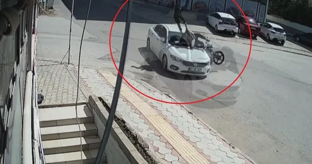 Otomobile ok gibi saplanan motosikletteki 2 kişinin havaya savrulduğu anlar kamerada Hatay Haberleri