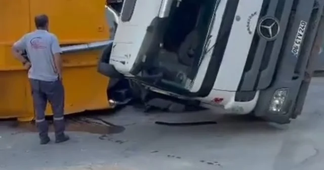Edirne de yüklü hafriyat kamyonu damperini kaldırınca devrildi Edirne Haberleri