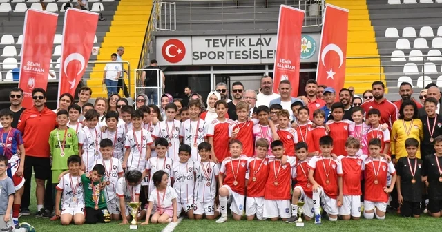 Minikler 19 Mayıs ruhunu sahaya taşıdı Manisa Haberleri