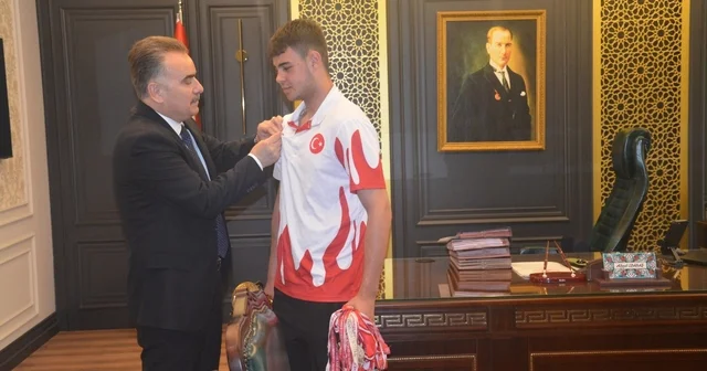 Edremitli muaythai sporcusu dünya şampiyonluğu için Malezya yolcusu Balıkesir Haberleri