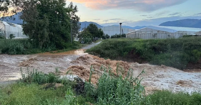 Mersin de sağanak etkili oldu: Sel suları yolu aştı, bahçeler sular altında kaldı Mersin Haberleri