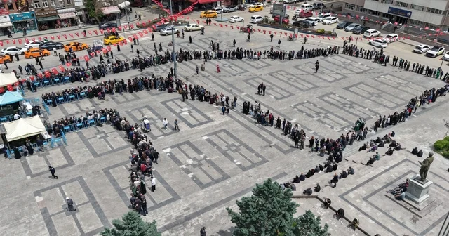 Ücretsiz olduğunu duyan koştu, saatler öncesinden sıraya girdiler: Fide kuyruğu havadan görüntülendi Kırıkkale Haberleri