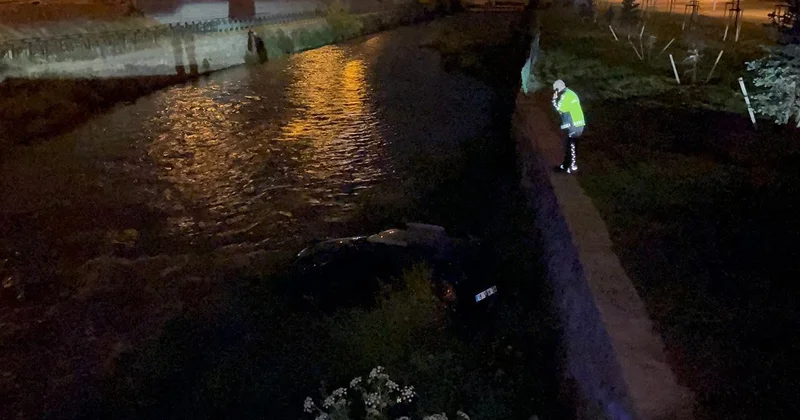 Otomobil dereye uçtu, sürücü kaçtı