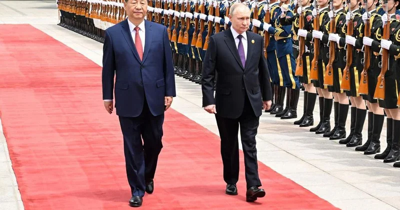 Şi den Trump a üstü kapalı gönderme! Putin i kırmızı halıyla karşıladı