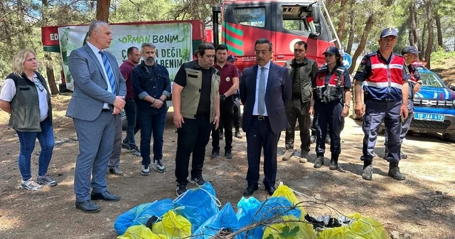 Burhaniye de orman yangınlarına karşı ormanda çöp toplama etkinliği yapıldı Balıkesir Haberleri