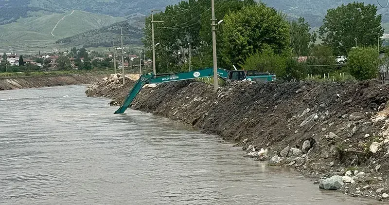 Almus Barajı’nda taşkın alarmı: Turhal’da esnaf kepenk kapattı