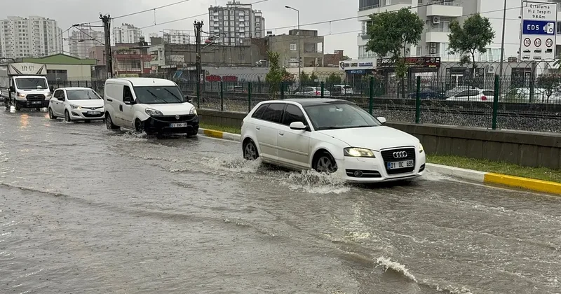 Adana da sağanak yağış: Bazı cadde ve sokaklarda su birikintileri oluştu