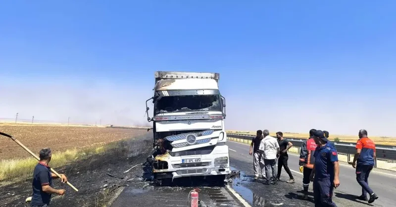 Mardin de seyir halindeki tırda çıkan yangın söndürüldü