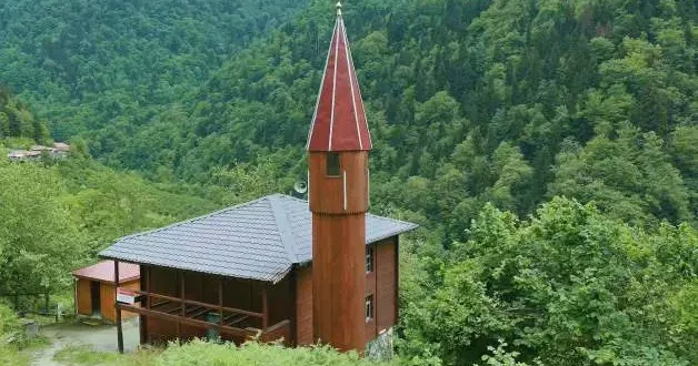 Camili Havzası ndaki 175 yıllık ahşap cami babadan oğula korunuyor