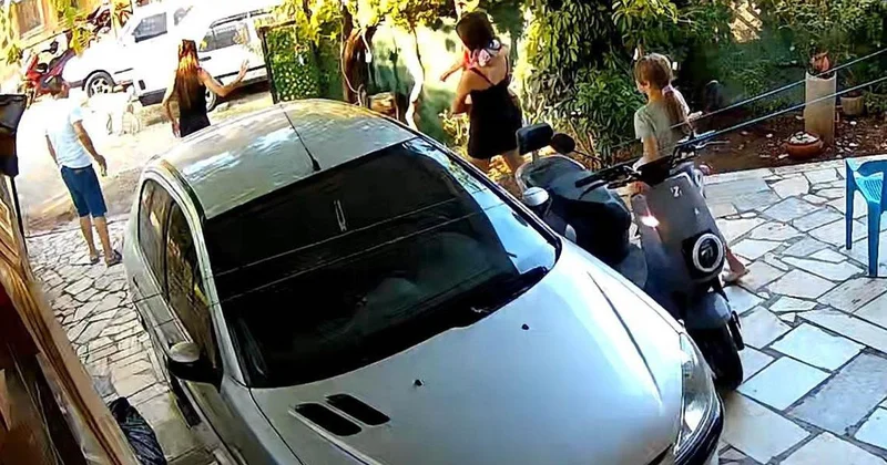 Kapı gıcırtısı nedeniyle komşusunu çocukların gözü önünde katletti