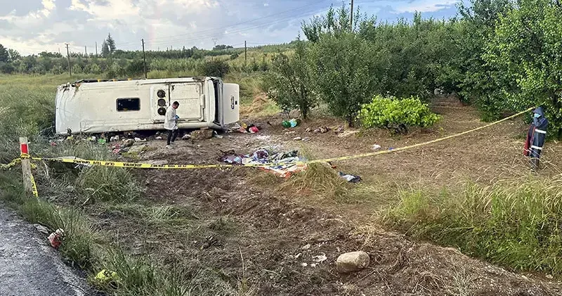Tur midibüsü şarampole devrildi: 4 ölü, 26 yaralı