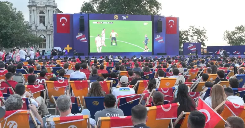 Dolmabahçe’de milli maç heyecanı dev ekranda yaşandı