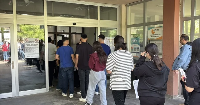 Bolu da YKS ye giren bir öğrenci: Türkiye maçını izledik bütün moralimizi bozdular Bolu da binlerce üniversite adayı YKS için ter döktü Aklım orada, biz buradan destek veriyoruz, adamların hiç umrunda değil Bolu Haberleri Habertürk Yerel Haberler